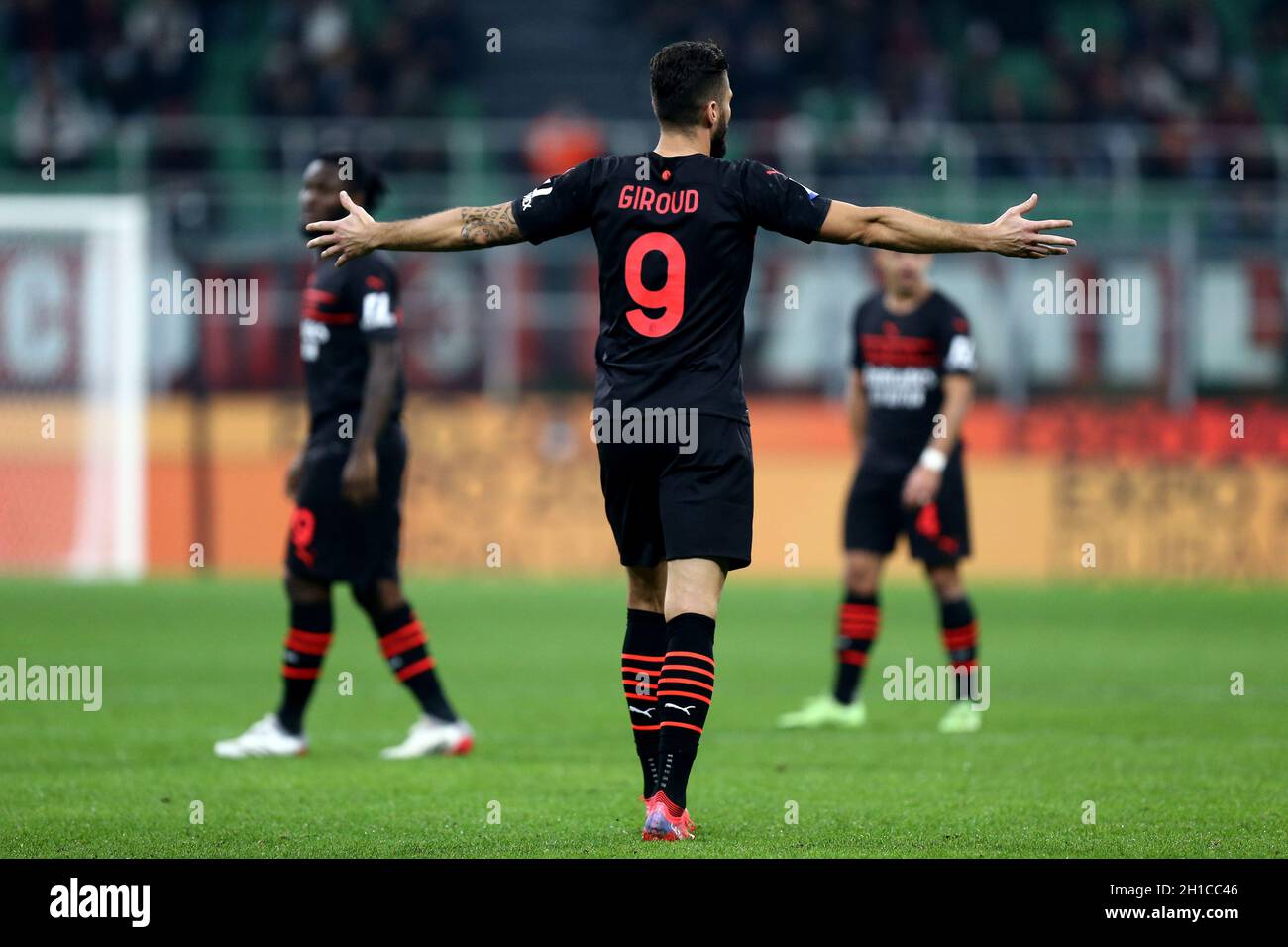 Olivier Giroud d'AC Milan gestes pendant la série Un match entre AC Milan et Hellas Verona FC. Banque D'Images