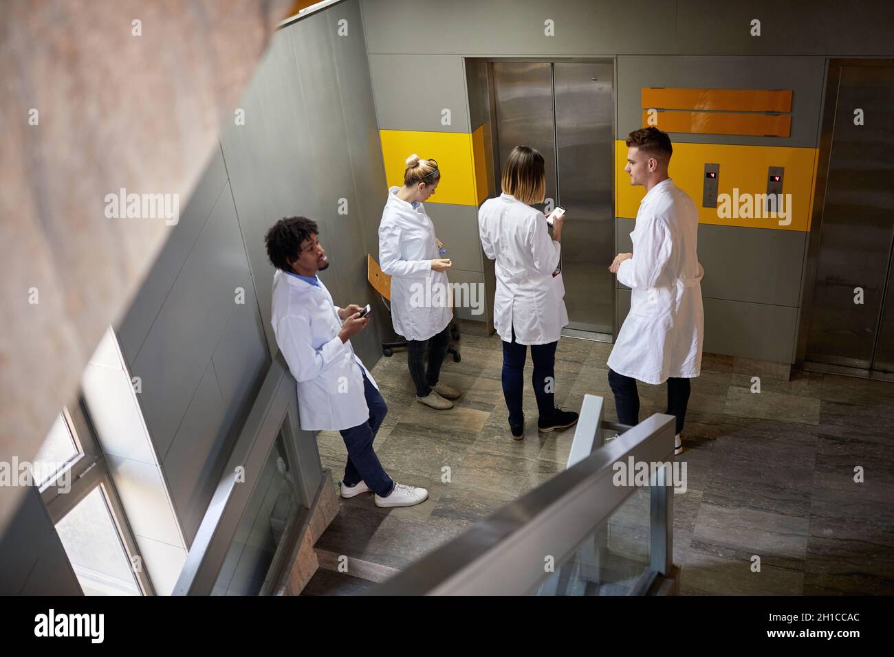 Vue de dessus des jeunes travailleurs médicaux à l'hôpital Banque D'Images