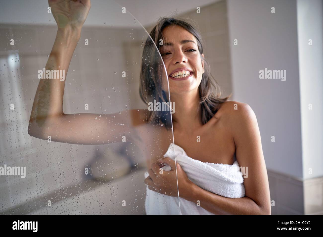 Jolie jeune fille après avoir pris une douche dans la cabine de douche  Photo Stock - Alamy