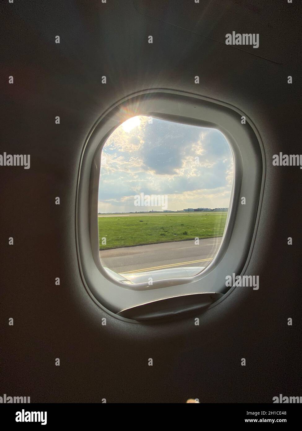 Airfield de l'aéroport vu à travers une fenêtre d'avion avant le décollage ou après l'atterrissage Banque D'Images