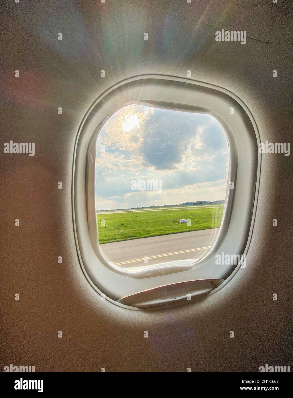 Aéroport de Varsovie Chopin Airfield vu par une fenêtre d'avion avant le décollage ou après l'atterrissage Banque D'Images
