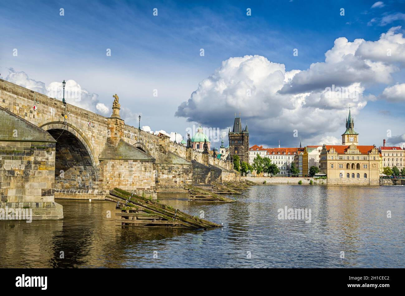 Le pont Charles à Prague, République tchèque sur une journée ensoleillée Banque D'Images