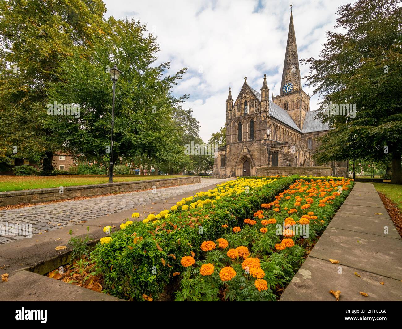 Parterre à fleurs dans le jardin d'eau avec l'église Saint-Cuthbert au loin.Darlington.ROYAUME-UNI. Banque D'Images