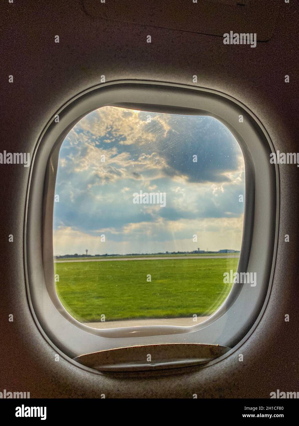 Airfield de l'aéroport vu à travers une fenêtre d'avion avant le décollage ou après l'atterrissage Banque D'Images