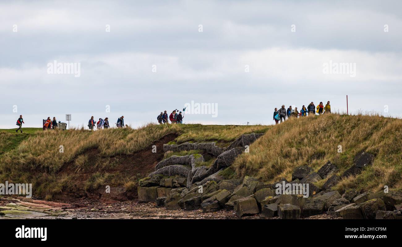 Belhaven Bay, East Lothian, Écosse, Royaume-Uni, 18 octobre 2021.Pèlerinage Cop26 : après une escale à Dunbar, les militants chrétiens du climat commencent sur la première jambe de la voie de John Muir.Le pèlerinage se rendra à la COP26 à Glasgow d'ici la fin du mois Banque D'Images