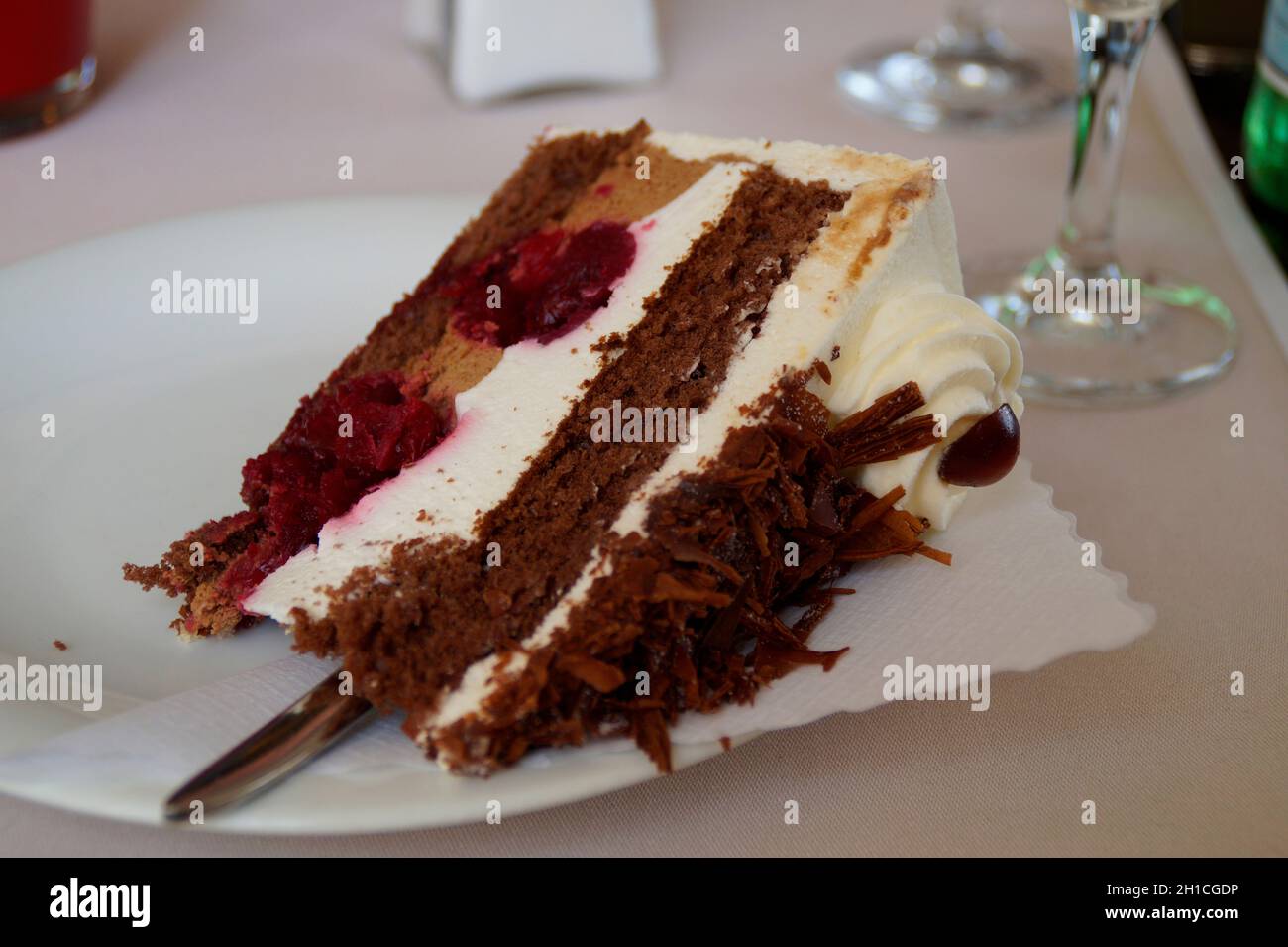 Célèbre délicieux gâteau allemand de la Forêt-Noire Banque D'Images