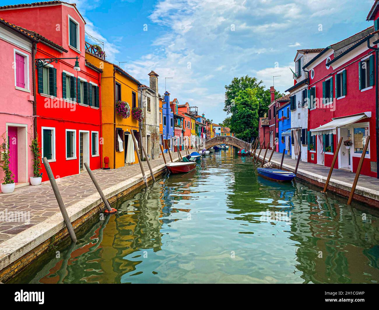 Bateaux et maisons colorées traditionnelles peintes dans une rue de canal maisons de l'île de Burano, Venise, Italie Banque D'Images