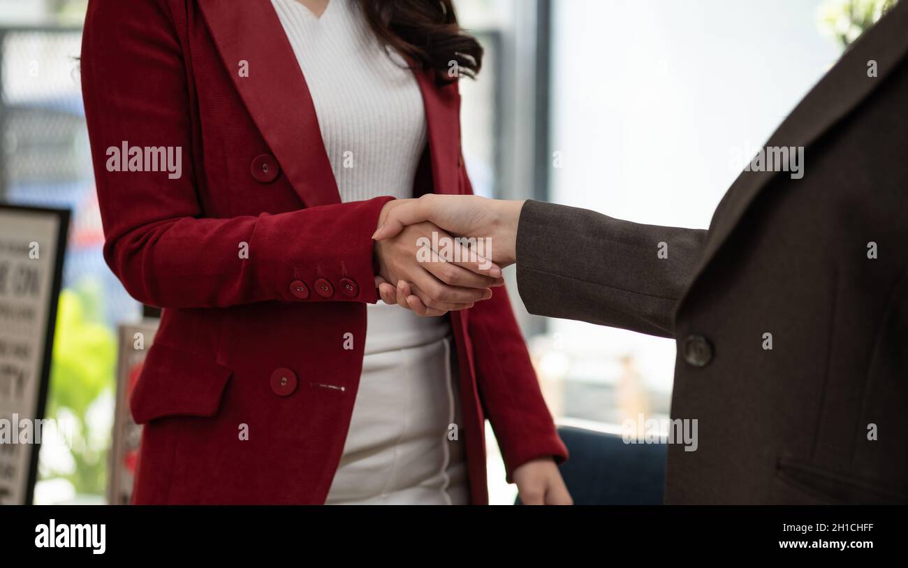 Gros plan sur la poignée de main du partenariat commercial.Deux hommes d'affaires processus d'établissement de liaison.offre réussie après grand concept de réunion. Banque D'Images