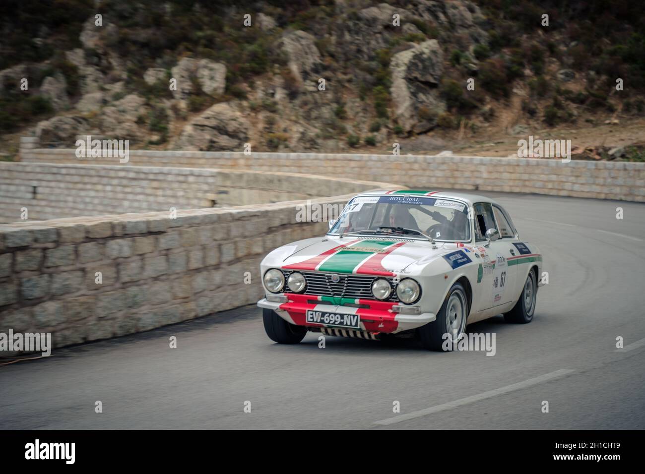 Occhiatana, Corse, France - 7 octobre 2020 : Pierre Novikoff et Nicolas Mathon participent à leur Alfa Romeo GTV 200 dans le Tour de Corse Histo 2021 Banque D'Images