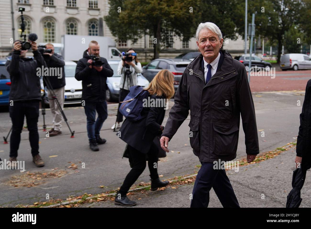 David Henderson arrive au tribunal de la Couronne de Cardiff où il a plaidé coupable d'avoir tenté de décharger un passager sans autorisation ou autorisation valable, concernant le vol du footballeur argentin Emiliano Sala.Date de la photo: Lundi 18 octobre 2021. Banque D'Images