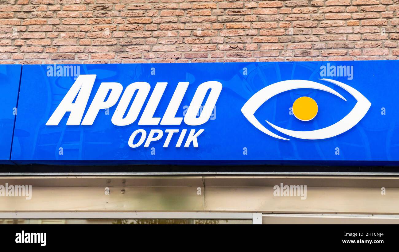Frankenberg, ALLEMAGNE - 15 JUILLET 2019 : logo Apollo OPTIK sur une façade de maison à Frankenberg. Apollo - Optik est une société allemande spécialisée dans l'optique qui se concentre sur la vente au détail Banque D'Images