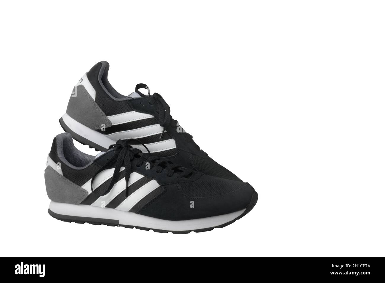 Adidas sport chaussures sneakers noir sur fond blanc. Isolées. Samara. La  Russie. 2019-04-13 Photo Stock - Alamy