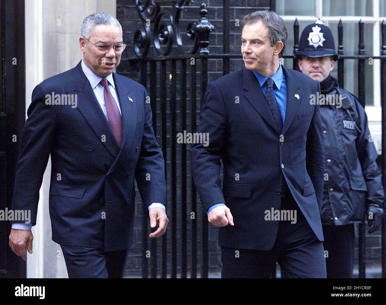 Photo du dossier datée du 11/12/01, le Premier ministre de l'époque Tony Blair (à gauche) saluait le secrétaire d'État américain Colin Powell devant le 10 Downing Street dans le centre de Londres, avant une cérémonie qui marquait trois mois depuis les attaques terroristes du 11 septembre à New York et Washington DC.Colin Powell, l'ancien président des chefs interarmées des États-Unis et secrétaire d'État des États-Unis, est décédé des complications de Covid-19, a déclaré sa famille.Date de publication : lundi 18 octobre 2021. Banque D'Images
