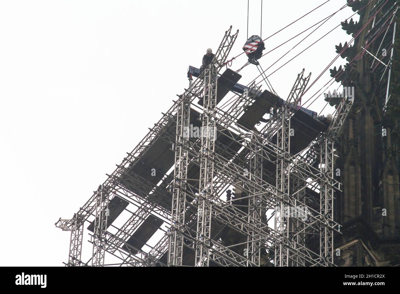 Retrait d'un échafaudage de 30 mètres de haut, suspendu pendant 10 ans à 105 mètres de haut à la tour nord de la cathédrale, Cologne, Allemagne, 07 octobre 2021. Banque D'Images