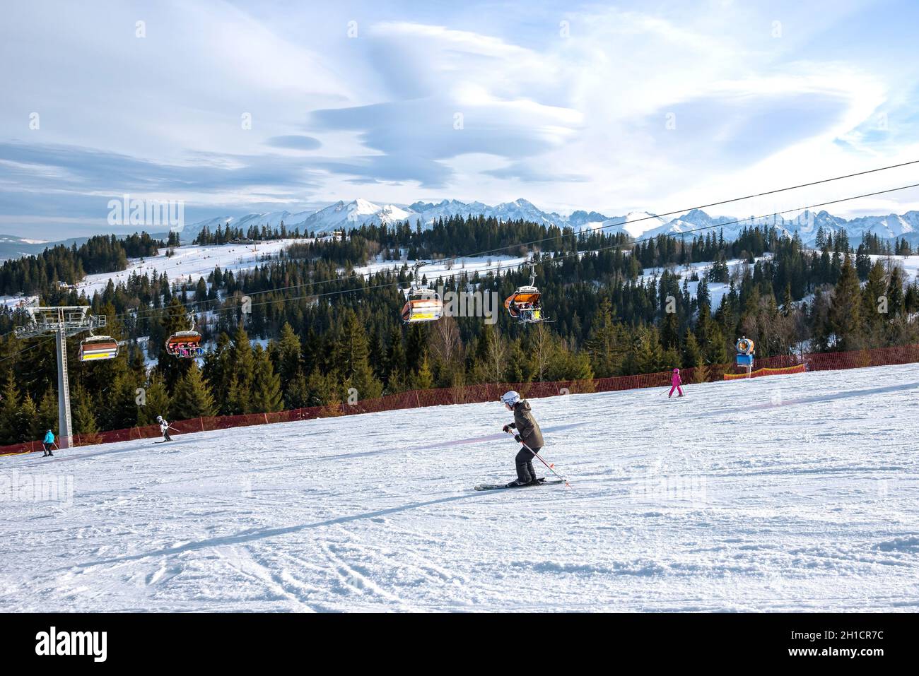 Bialka Tatrzanska, Pologne - 22 février 2020: Les gens qui skient sur la piste de la station de ski de Kotelnica Bialczanska dans les montagnes polonaises de Tatra Banque D'Images