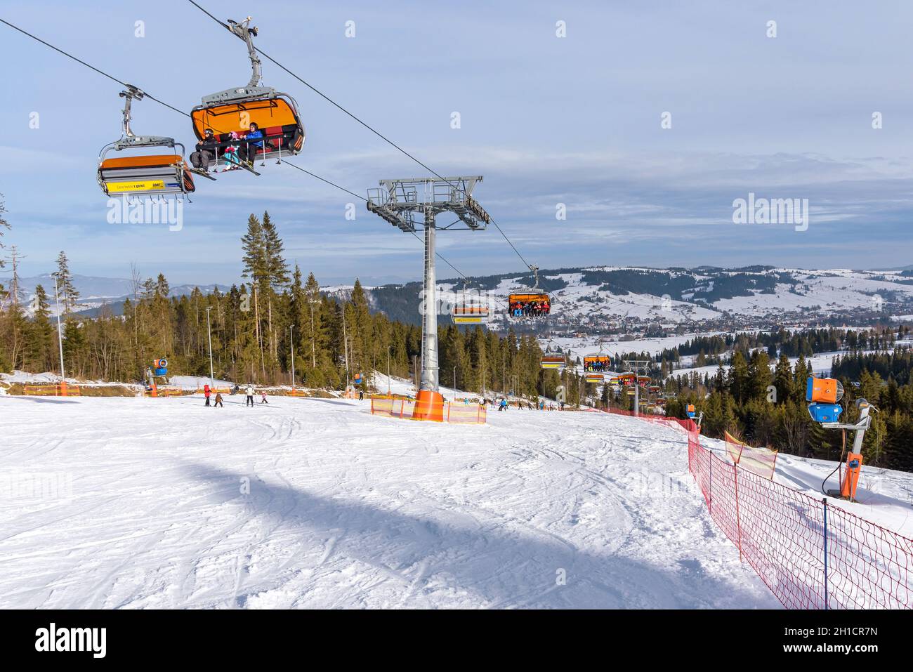 Bialka Tatrzanska, Pologne - 22 février 2020: Les gens qui skient sur la  piste de la station de ski de Kotelnica Bialczanska dans les montagnes  polonaises de Tatra Photo Stock - Alamy