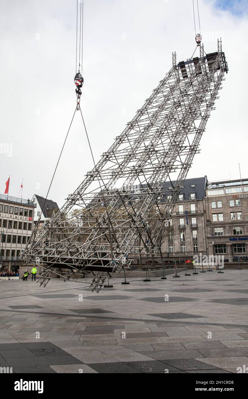 Retrait d'un échafaudage de 30 mètres de haut, suspendu pendant 10 ans à 105 mètres de haut à la tour nord de la cathédrale, Cologne, Allemagne, 07 octobre 2021. Banque D'Images