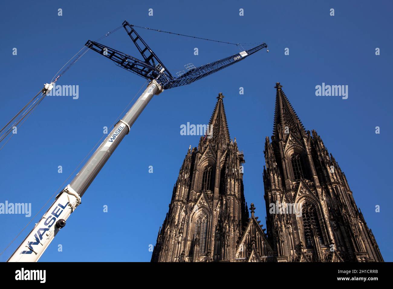 après le retrait d'un échafaudage de 30 mètres de haut, qui pendait pendant 10 ans en 105 mètres hight à la tour nord de la cathédrale, le cra de 124 mètres de haut Banque D'Images