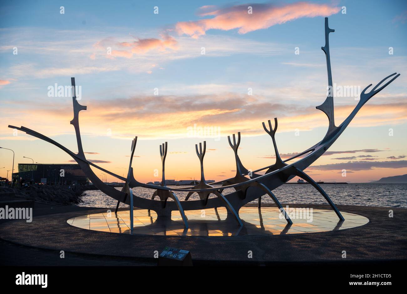 Reyklavik, Islande - Juillet 28, 2017 : Metal Sculpture moderne ressemblant à un long navire Viking, le soleil Voyager dans port de Reykjavik, Islande Banque D'Images