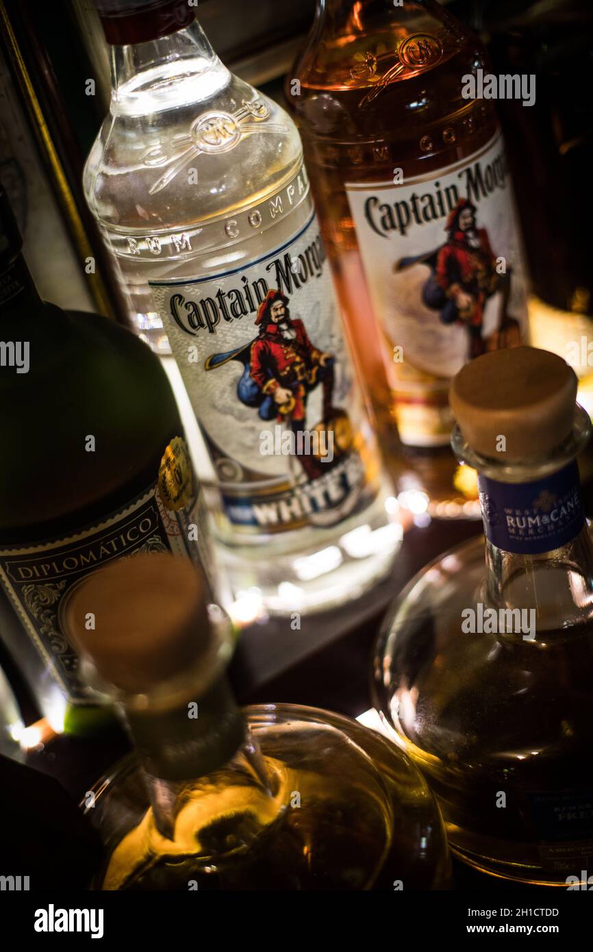 Bucarest Roumanie - 16 février 2020 : photo éditoriale de quelques bouteilles de rhum Captain Morgan à Bucarest, Roumanie. Banque D'Images