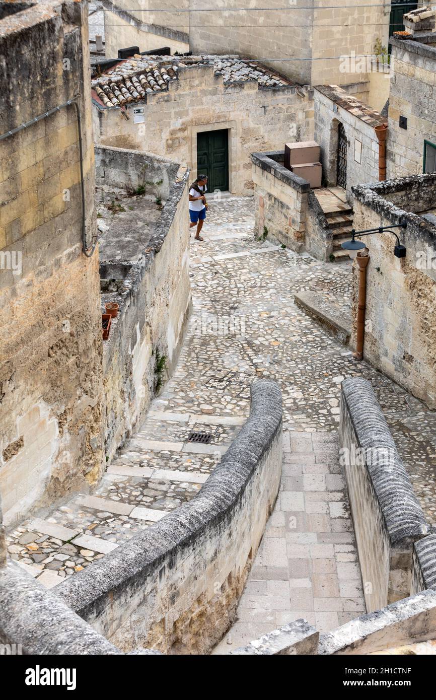 Matera, Italie - 20 septembre 2019: Des escaliers pavés typiques dans une rue latérale alleyway iin the Sassi di Matera un quartier historique dans la ville de Matera Banque D'Images