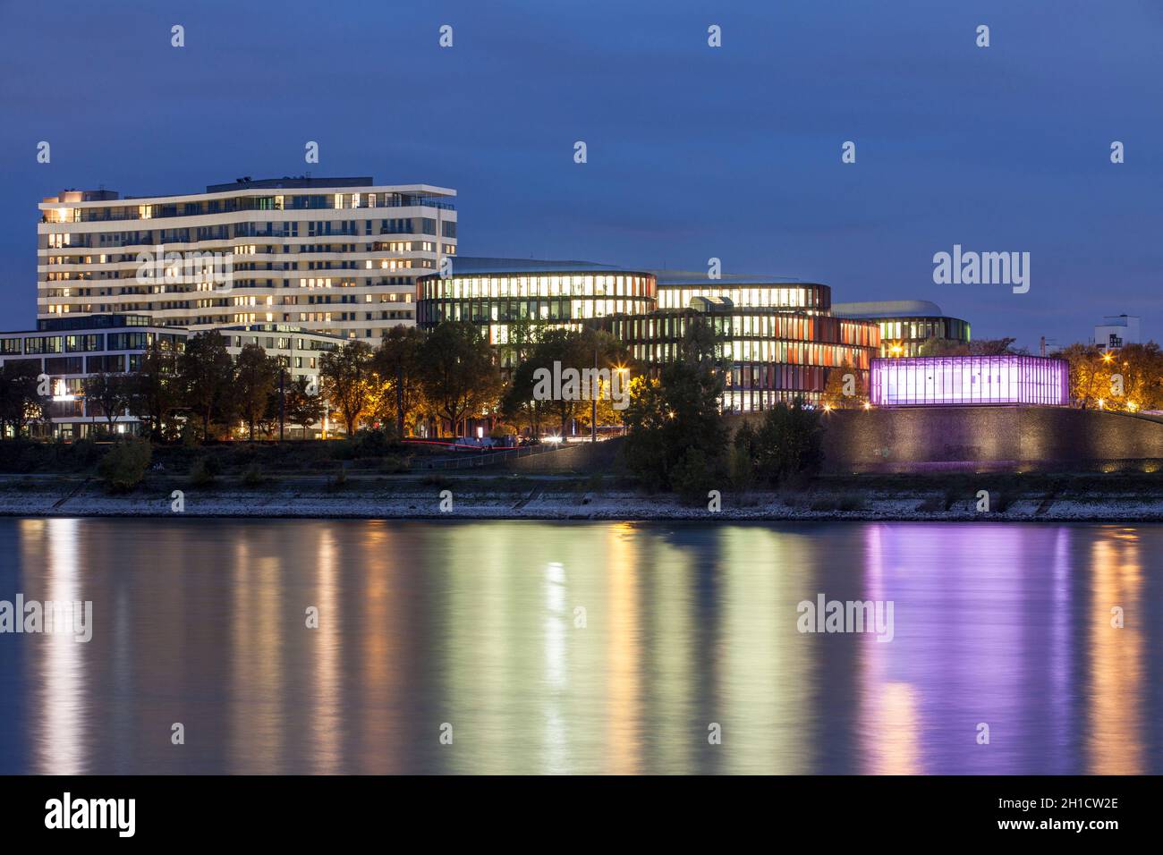 Vue sur le Rhin jusqu'à l'immeuble Flow Tower, le bâtiment de bureau de Cologne Oval Offices et le puits de pompage lumineux magenta Banque D'Images