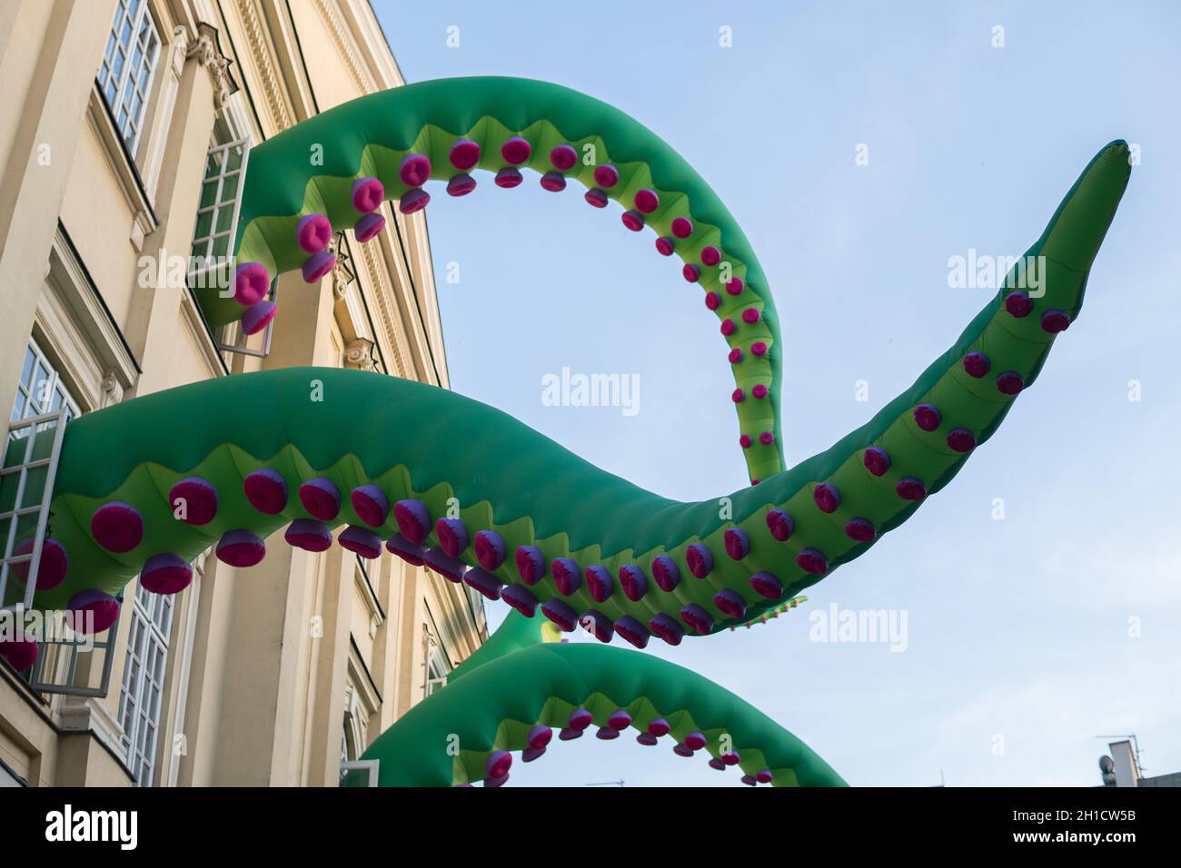 16 juin 2019, Lublin, Pologne: Installation de Zmij dans la construction du Tribunal de la Couronne dans la ville de Lublin réalisée par un groupe d'artistes Design in Air pendant Fest Banque D'Images