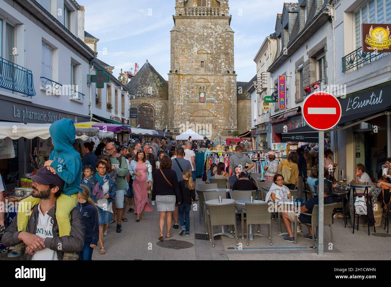 Carnac : 1. Août 2019 - marchés nocturnes à proximité de l'église de Saint Corneille dans le centre de la ville Banque D'Images