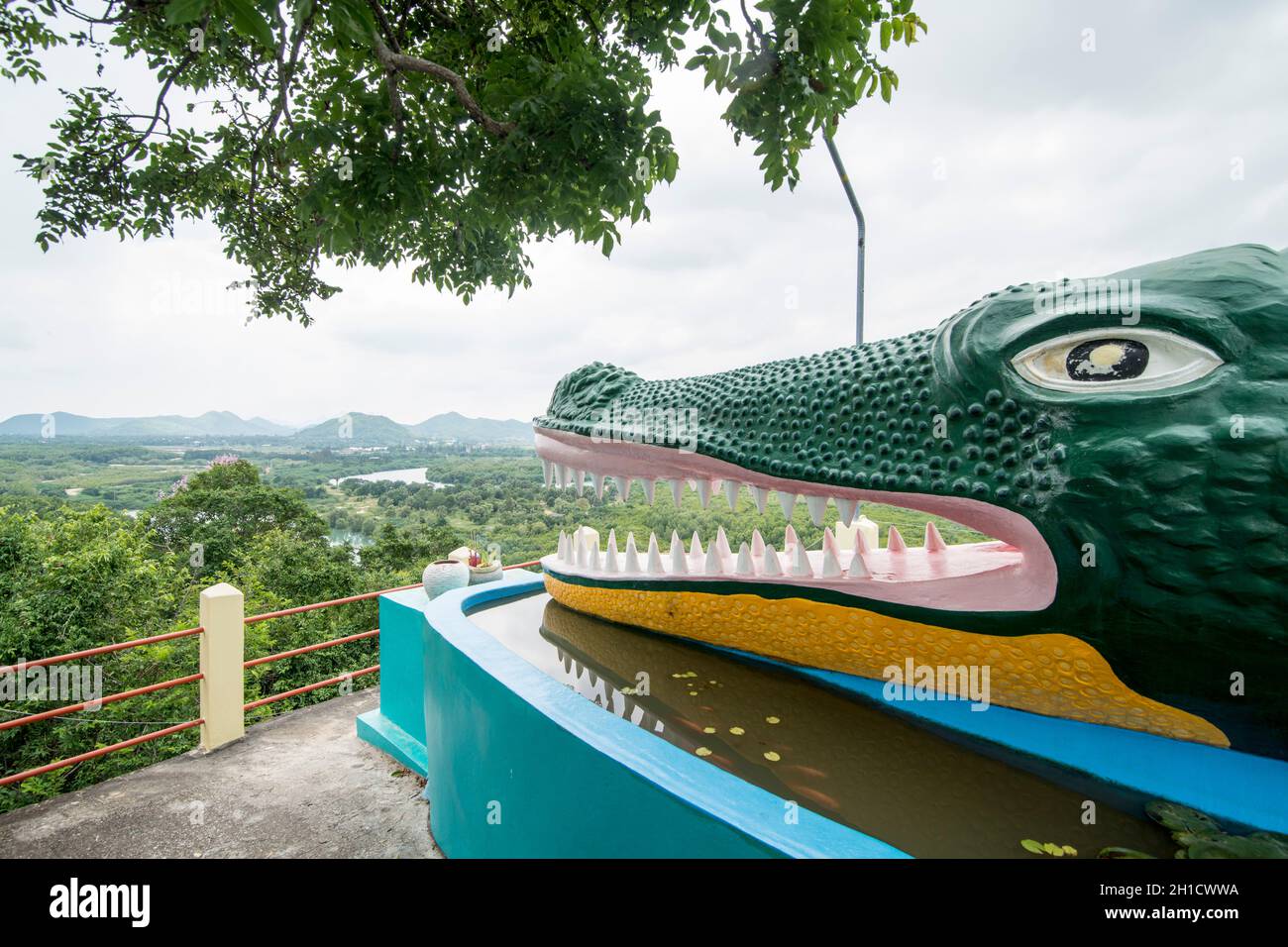 Le Temple Crocodile ou le Temple Chao Mae Tubtim Thong près de la ville de Pranburi sur le Golf de Thaïlande au sud de la ville de Hua Hin en Thaïlande. TAILA Banque D'Images