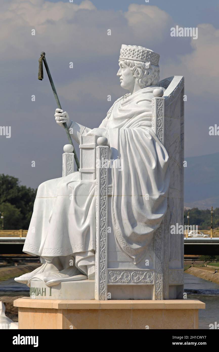 SKOPJE, Macédoine - 17 SEPTEMBRE : Justinien I statue à Skopje le 17 septembre 2012. Monument en marbre blanc, le grand Empereur Justinien du Byzanti Banque D'Images