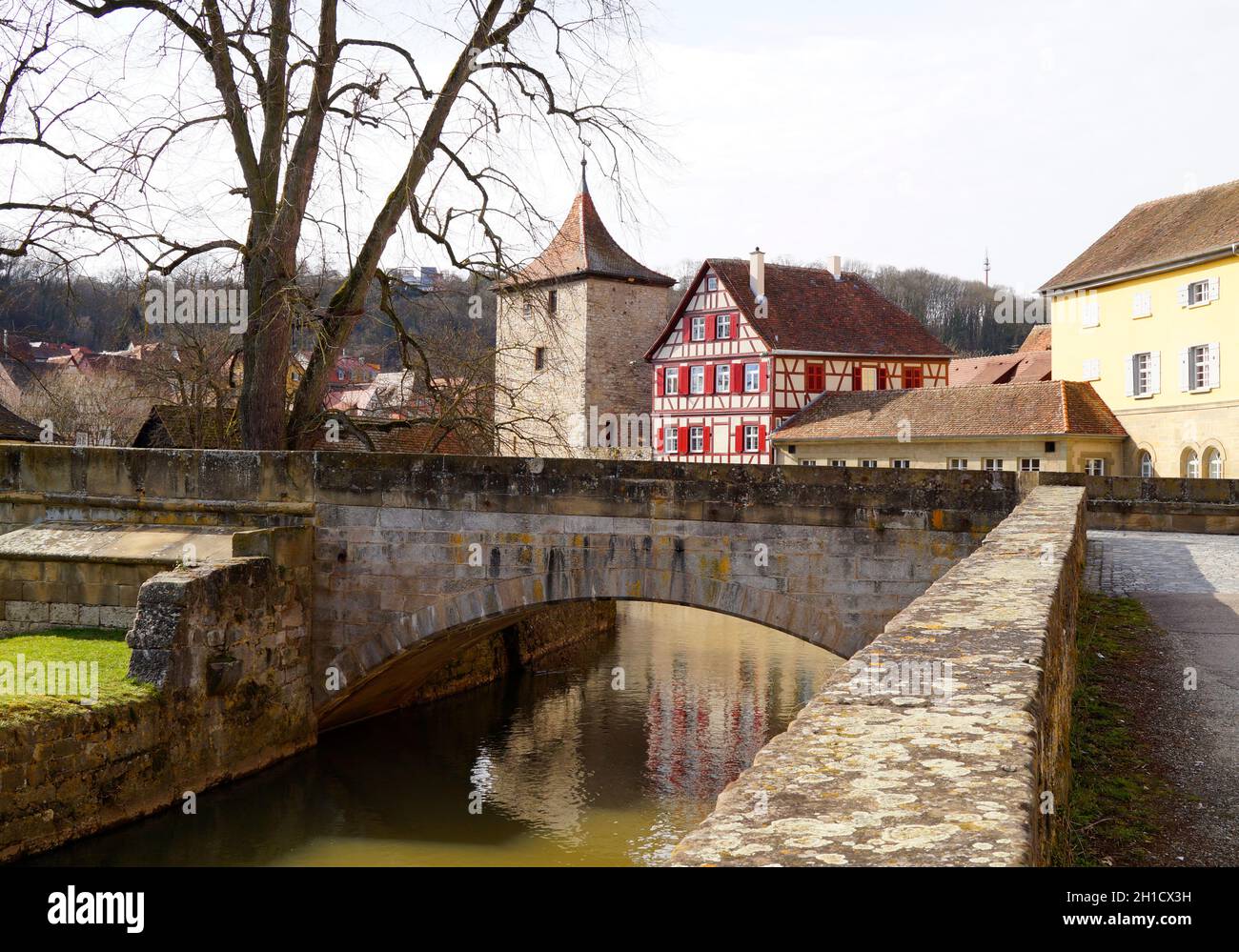 Un pont en pierre sur la rivière Kocher dans la belle vieille ville historique de Schwaebisch Hall en Allemagne Banque D'Images