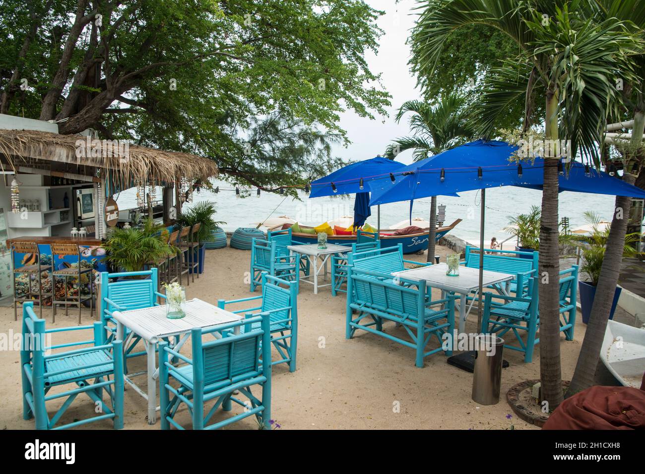 Un restaurant à la plage de Sai Noi près du village de Khao Tao près de la ville de Pranburi sur le Golf de Thaïlande au sud de la ville de Hua Hin en Thaïlande Banque D'Images