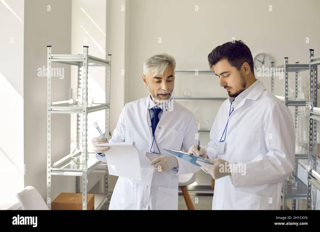 Le superviseur et l'assistant du laboratoire scientifique discutent ensemble des résultats de l'expérience Banque D'Images