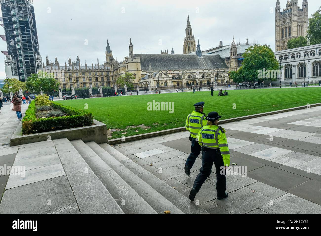 Londres, Royaume-Uni.18 octobre 2021.Des policiers patrouillent sur la place du Parlement.Les députés assisteront à un service plus tard à l'église St Margare pour rendre hommage à leur ancien collègue David Amess, député de Southend West, qui a été assassiné le 15 octobre lors de la chirurgie de sa circonscription.Credit: Stephen Chung / Alamy Live News Banque D'Images