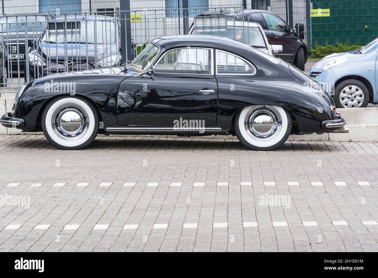 VELBERT, NRW, ALLEMAGNE - 06 AVRIL 2016 : Porsche 1600 d'époque noire avec pneus blancs sur un parking dans le centre-ville de Velbert, Allemagne. Banque D'Images