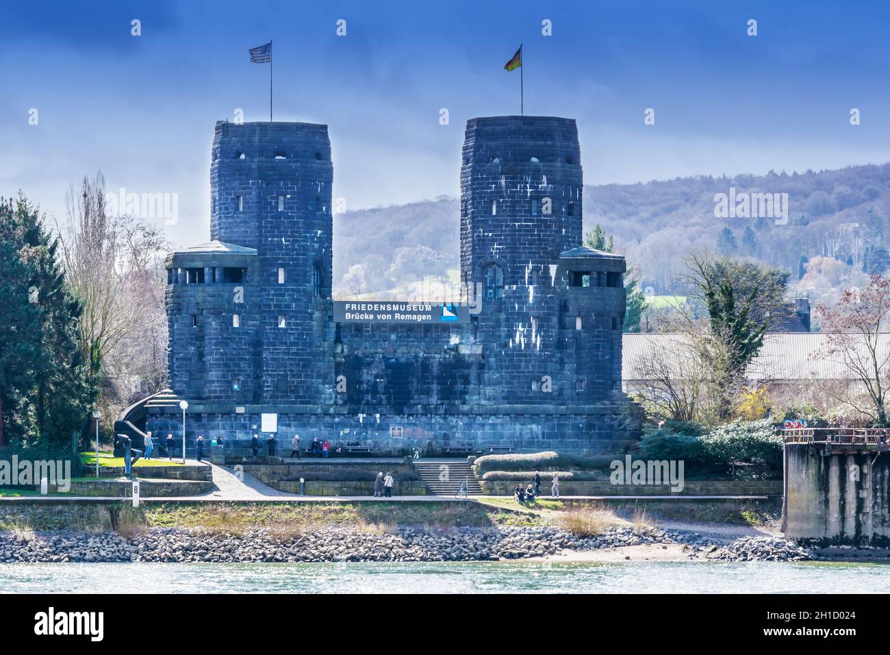 ERPEL, ALLEMAGNE - 27 MARS 2016 : ruine le pont Ludendorff à Erpel am Rhein en Allemagne. Des tours du pont Remagen sont situées sur la rive opposée Banque D'Images