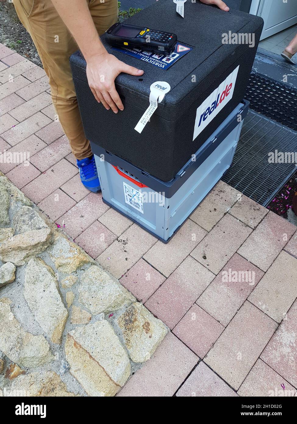 HEILIGENHAUS, NRW, ALLEMAGNE - 25 JUILLET 2017: Homeservice, livraison de la chaîne de grands magasins Real en Allemagne livre une caisse de nourriture fraîche maison. Banque D'Images