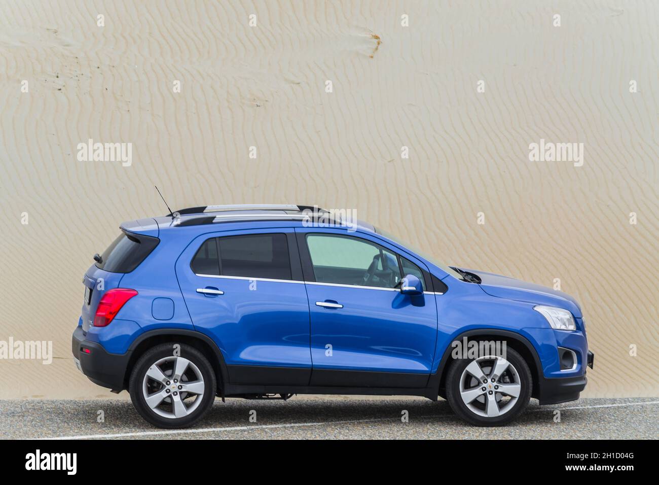 BROUWERSDAM, ZEELAND, PAYS-BAS - 16 JUIN 2015 : Chevrolet Trax 2015 le Brouwerdam sur la côte de la mer du Nord dans les dunes. Banque D'Images