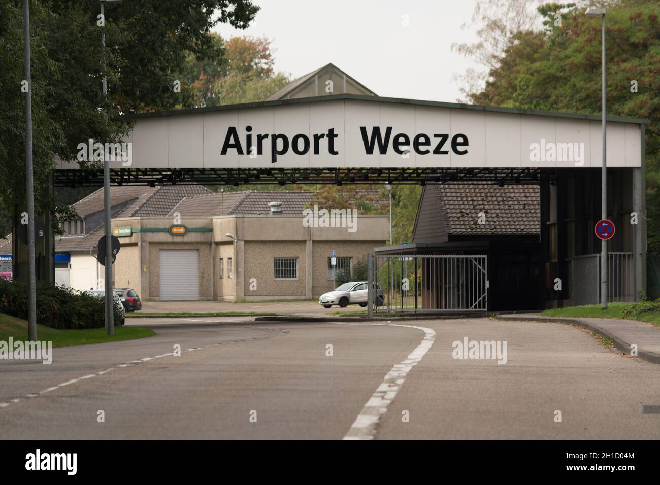 WEEZE, NRW, ALLEMAGNE - 10 SEPTEMBRE 2018 : accès militaire à l'aéroport de Weeze avec d'anciens bâtiments de casernes Banque D'Images