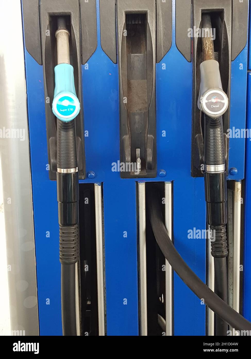 VELBERT, NRW, ALLEMAGNE - 13 JUIN 2018 : buses de pompe dans une station Esso.Esso a été fondée en 1912 aux États-Unis. Banque D'Images