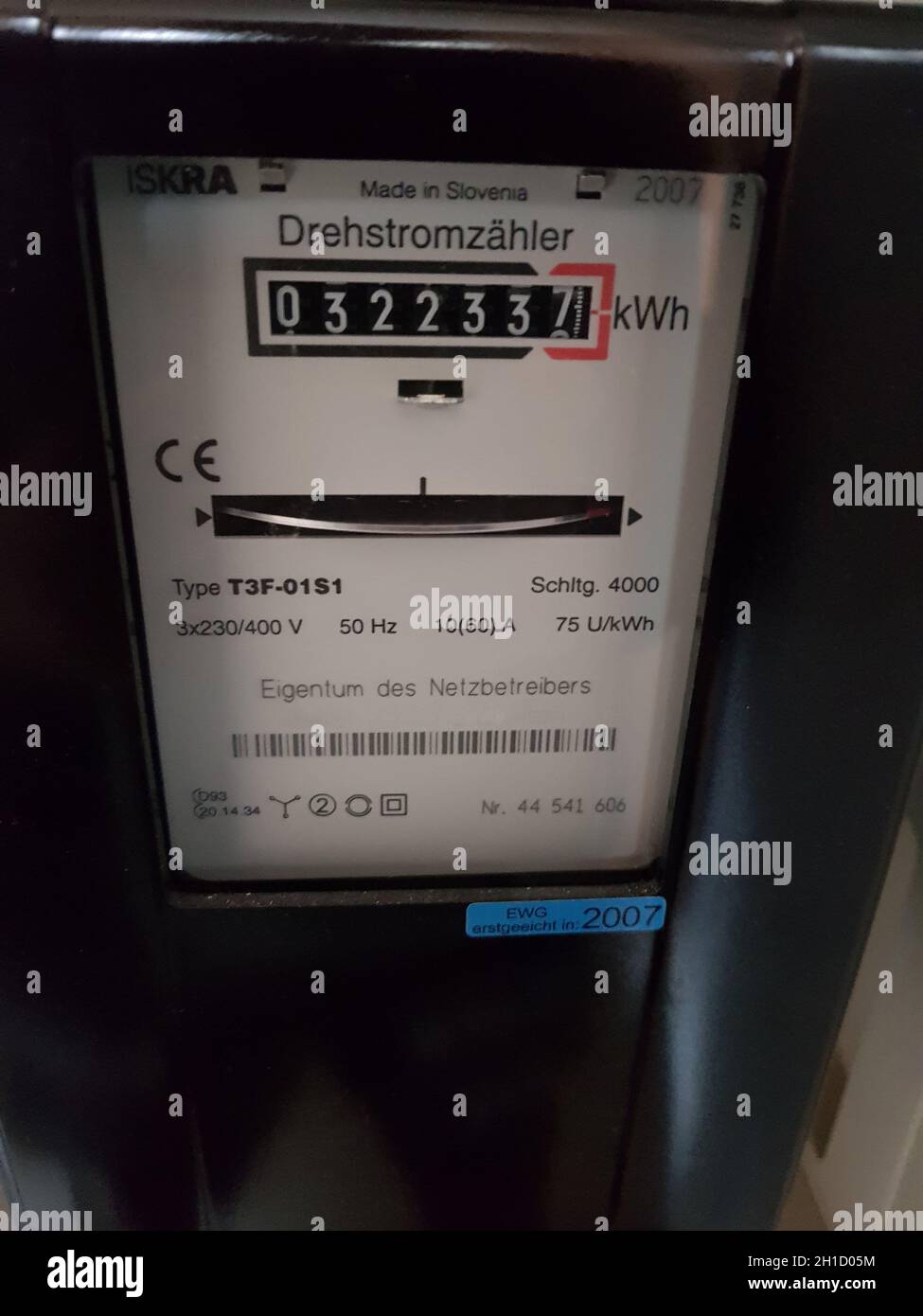 HEILIGENHAUS, NRW, ALLEMAGNE - 27 NOVEMBRE 2018 : échelle à partir d'un appareil de mesure c.a. mécanique.Équipements et dispositifs électriques. Banque D'Images