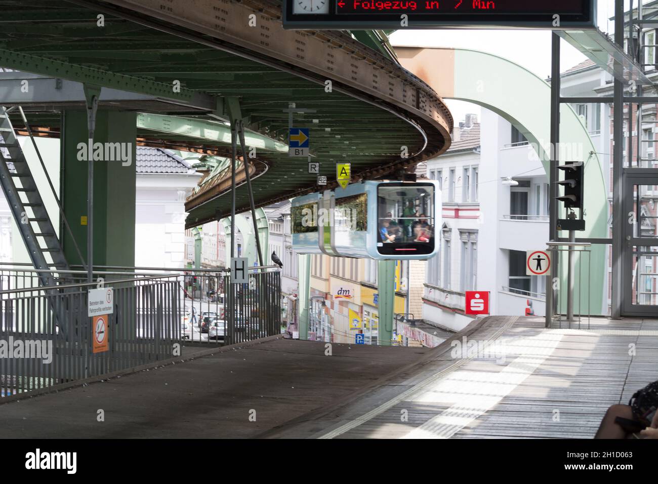 WUPPERTAL; NRW; ALLEMAGNE - 31 JUILLET; 2017: Chemin de fer suspendu dans la gare Wuppertal Vohwinkel.Die Hochbahn est utilisé pour les transports publics. Banque D'Images