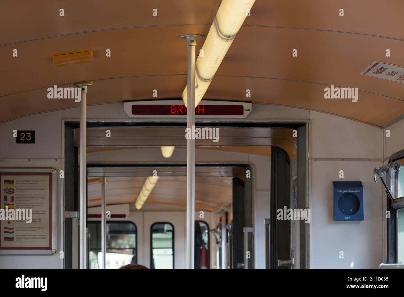 WUPPERTAL; NRW; ALLEMAGNE - 31 JUILLET; 2017: Chemin de fer suspendu dans la gare Wuppertal Vohwinkel.Die Hochbahn est utilisé pour les transports publics. Banque D'Images