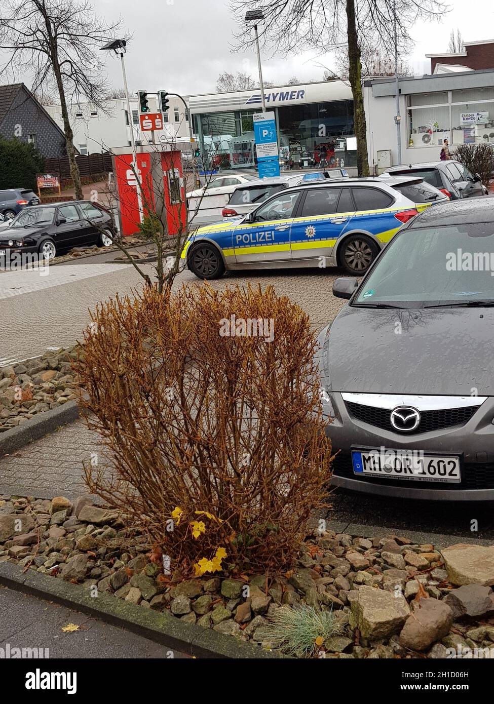 MUELHEIM RUHR; NRW; ALLEMAGNE - DÉCEMBRE 02; 2018: Voiture de police à Muelheim au moment de l'enregistrement d'un accident de la route Banque D'Images