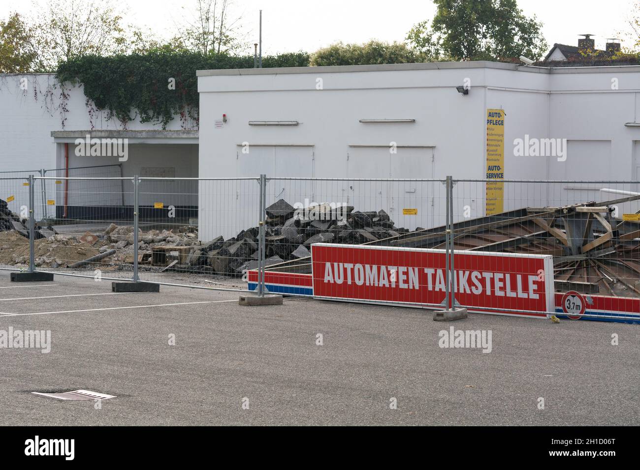 HEILIGENHAUS, NRW, ALLEMAGNE - 19 OCTOBRE 2018 : Heiligenhaus, NRW, Allemagne - 19 octobre 2018 : démolition de la station-service de Heiligenhaus behin Banque D'Images