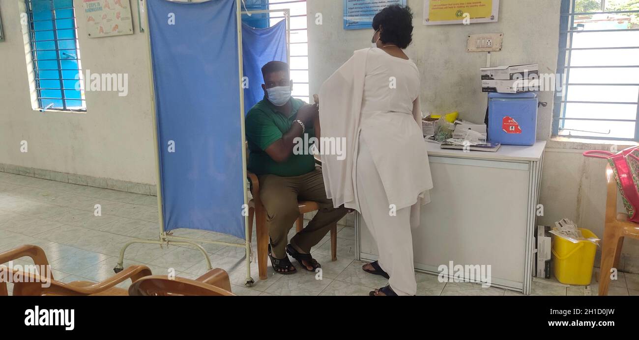 Chennai Tamil nadu, Inde -18 oct 2021 vacciné contre le coronavirus recevant le vaccin Covid injection intramusculaire pendant la nomination du médecin en H Banque D'Images