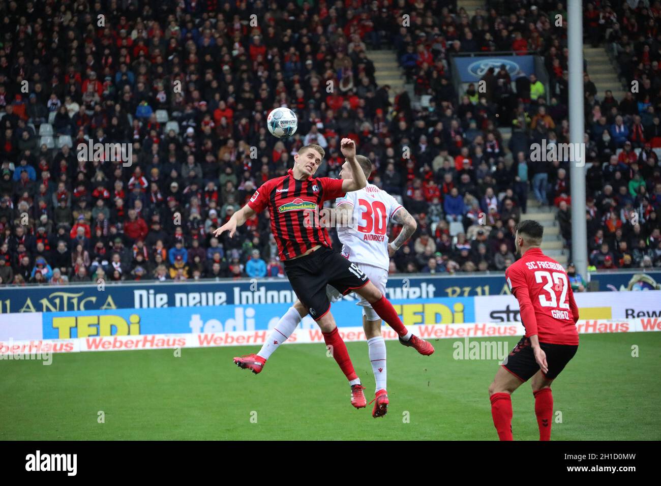 Kopfball, Kopfbalduell vs Nils Petersen (Freiburg) und Andich Robert (FC Union Berlin), im Spiel der 1.BL: 19-20: 25.Sptg.SC Freiburg - Union be Banque D'Images