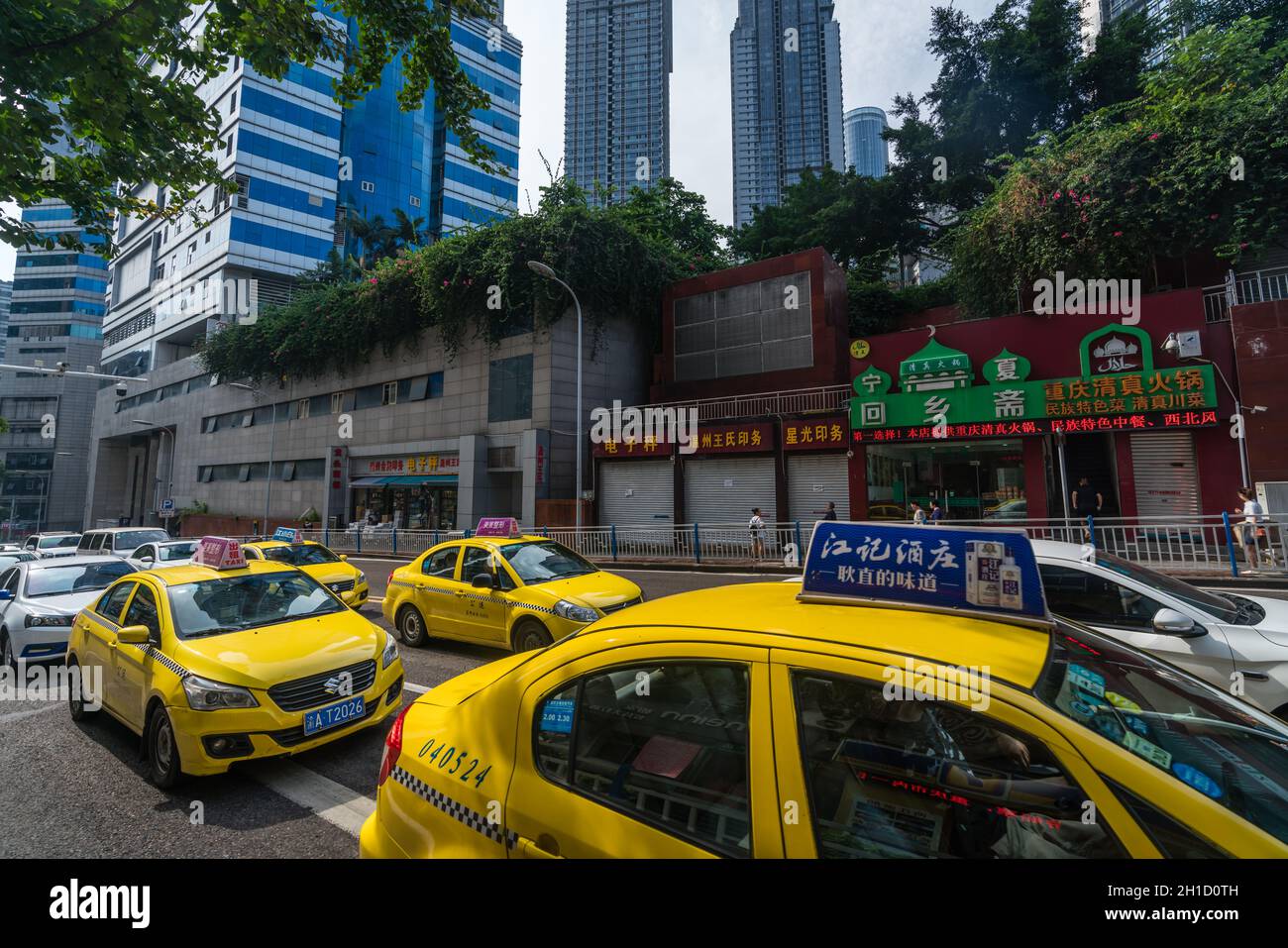 Chongqing, Chine - août 2019 : taxis jaunes dans les rues fréquentées et encombrées de Chongqing Banque D'Images