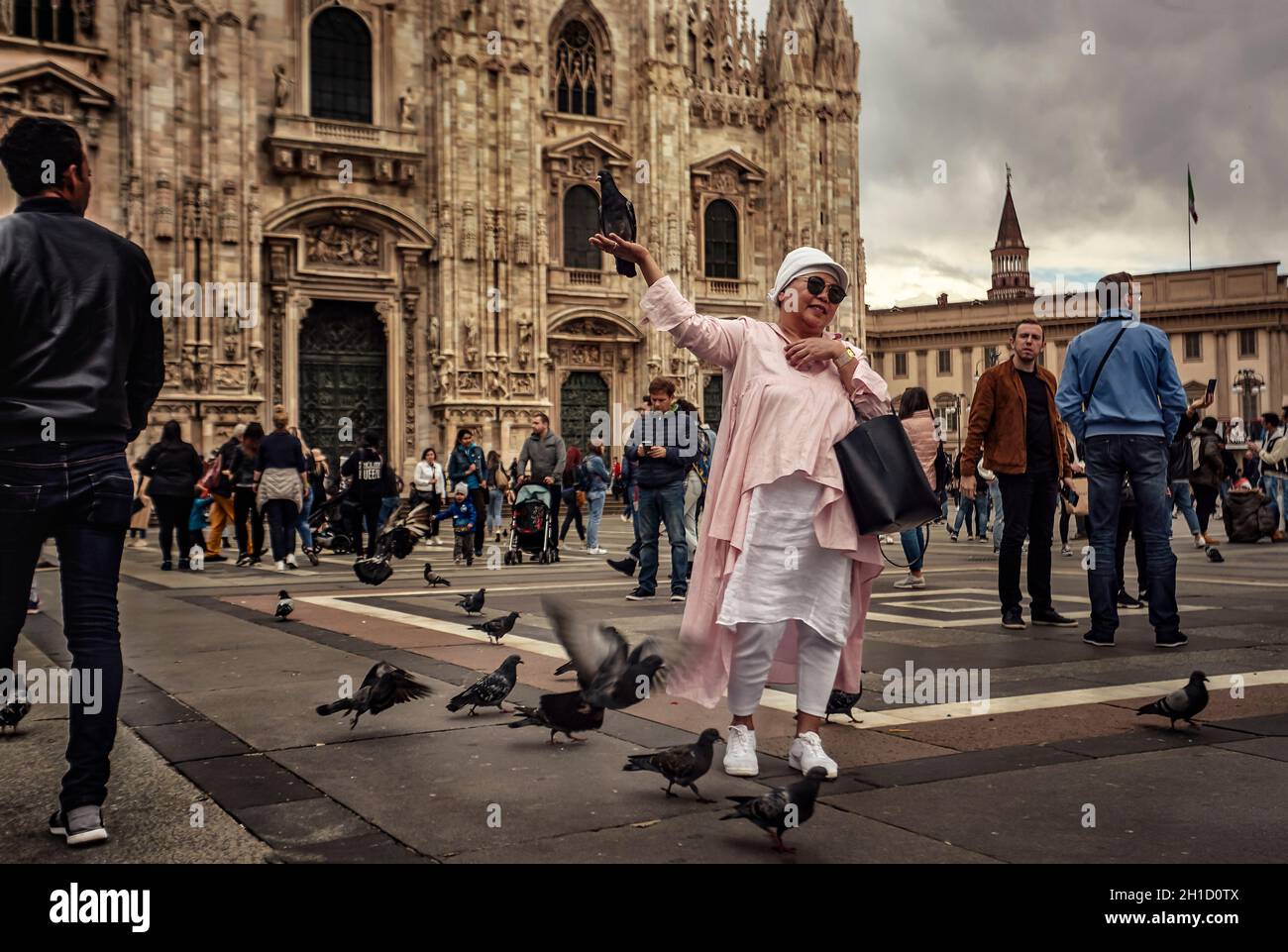 MILAN, ITALIE 10 MARS 2020: Touriste posant pour une photo en face de la cathédrale de Milan Banque D'Images