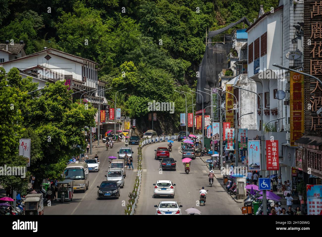 Yangshuo, Chine - Août 2019 : Voitures et circulation sur la voie de circulation animée dans le centre de la province de Guangxi Banque D'Images